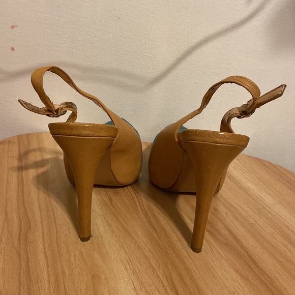 BCBG HEELS TAN AND GREEN - Picture 4 of 6